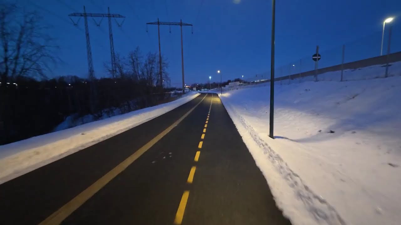 Sykle til jobb i soloppgang en kald vintermorgen