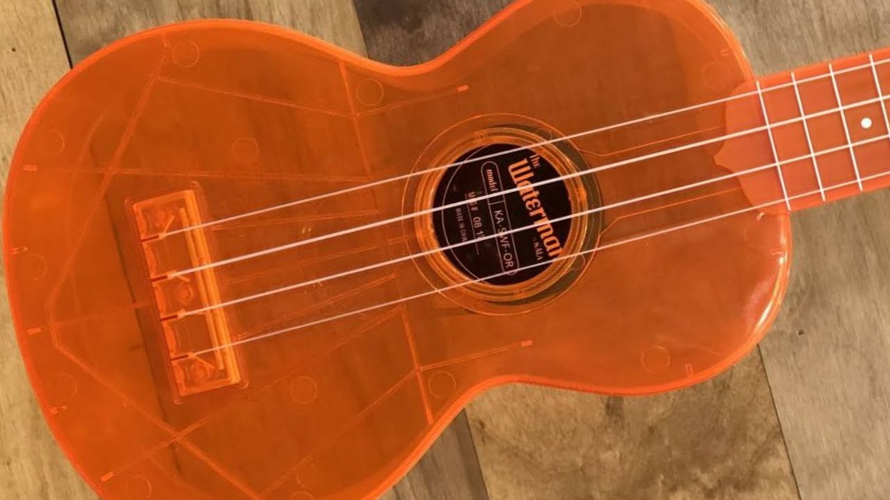Como se escucha Ukulele Transparente contra el Agua - Waterman Naranja de la marca Kala