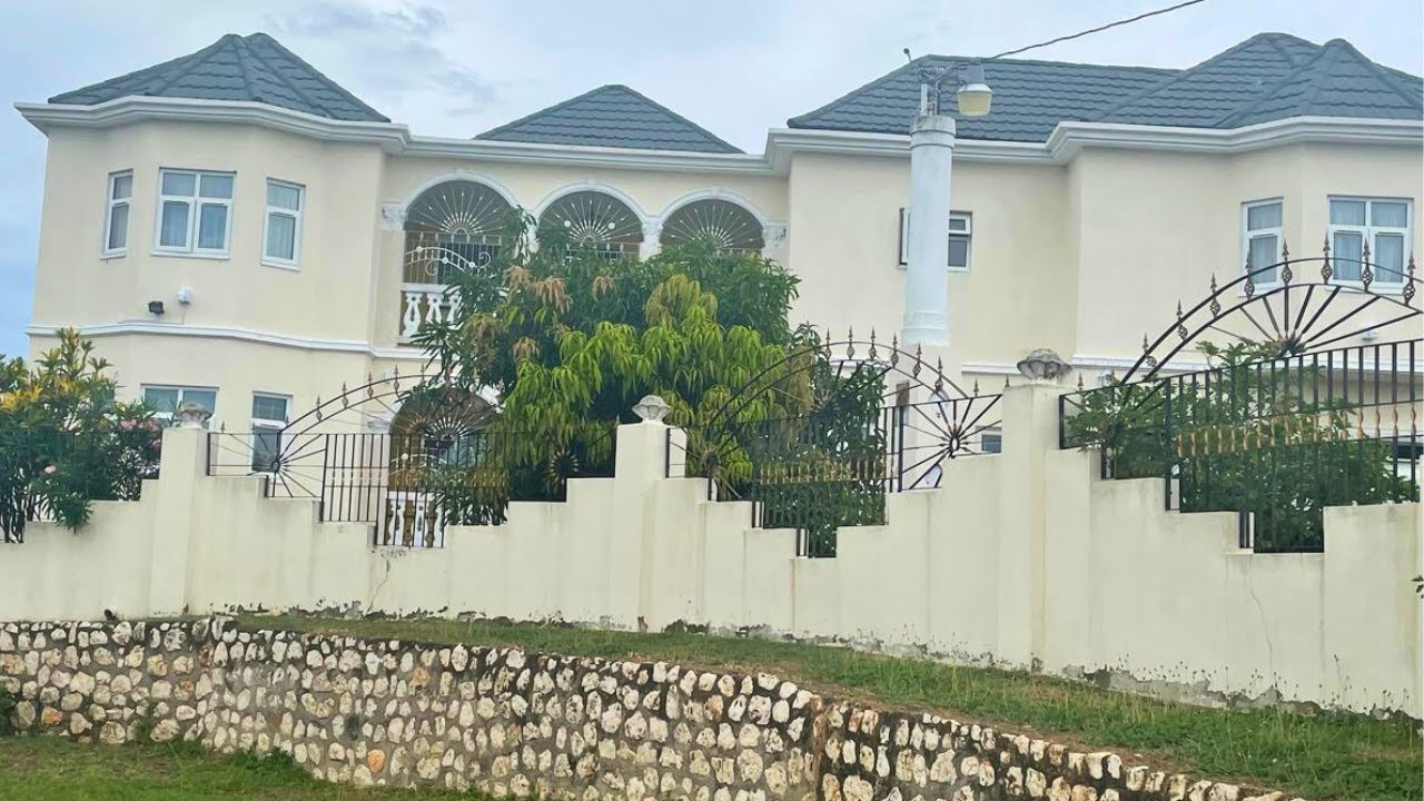 Family-oriented 4 Bedroom 4 Bathroom House For Sale At Glenmuir, May Pen, Clarendon, Jamaica