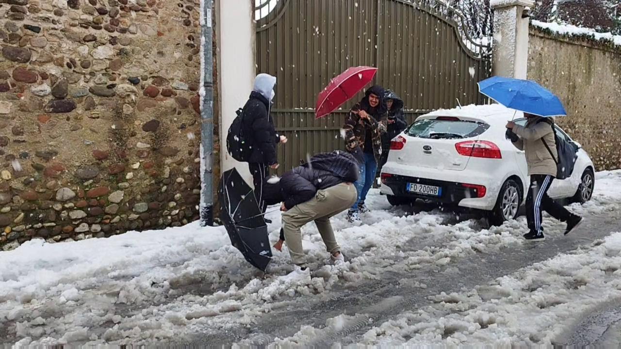 Palle di neve davanti alle medie di Castiglione delle Stiviere