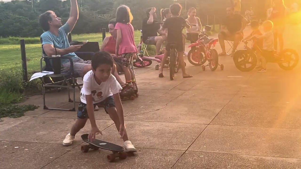 Samuel 6 anos andando de skate no centro cultural 