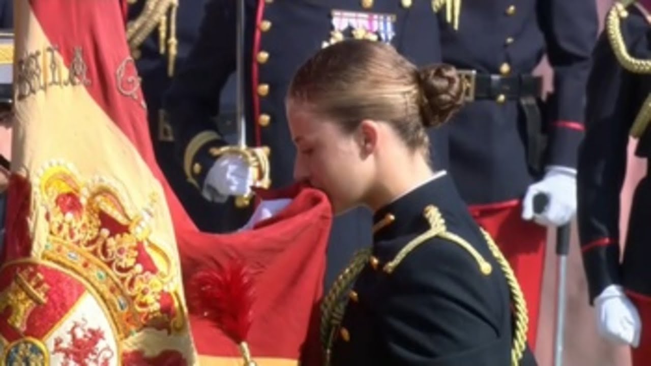 La princesa Leonor da un paso más como heredera al trono con su jura de bandera