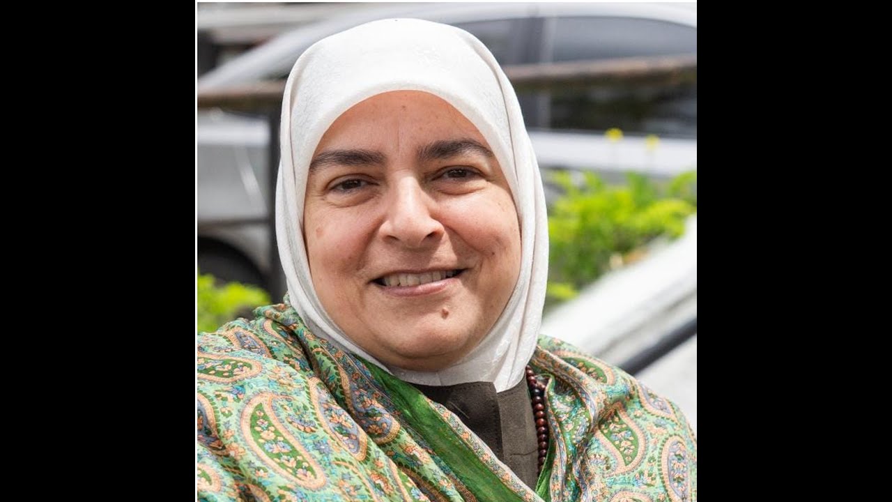 هبة رءوف عزت: عبور المسافة بين الجامعة والجامع