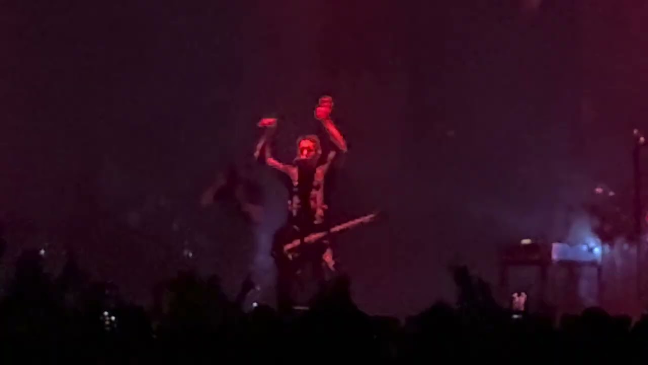 Nine Inch Nails - Gave Up  (live in Charlotte 2/26) #nineinchnails #trentreznor 