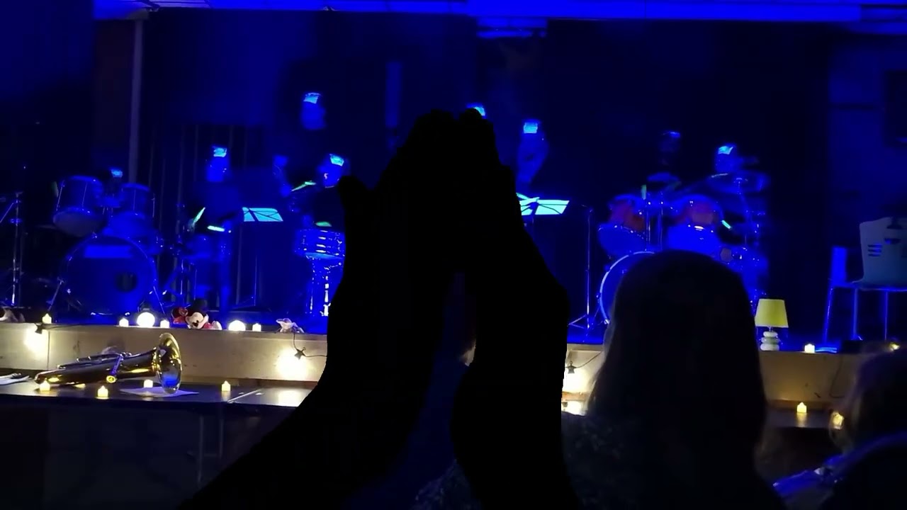 La DRUM TEAM joue sous lumière noire avec baguettes fluo  !