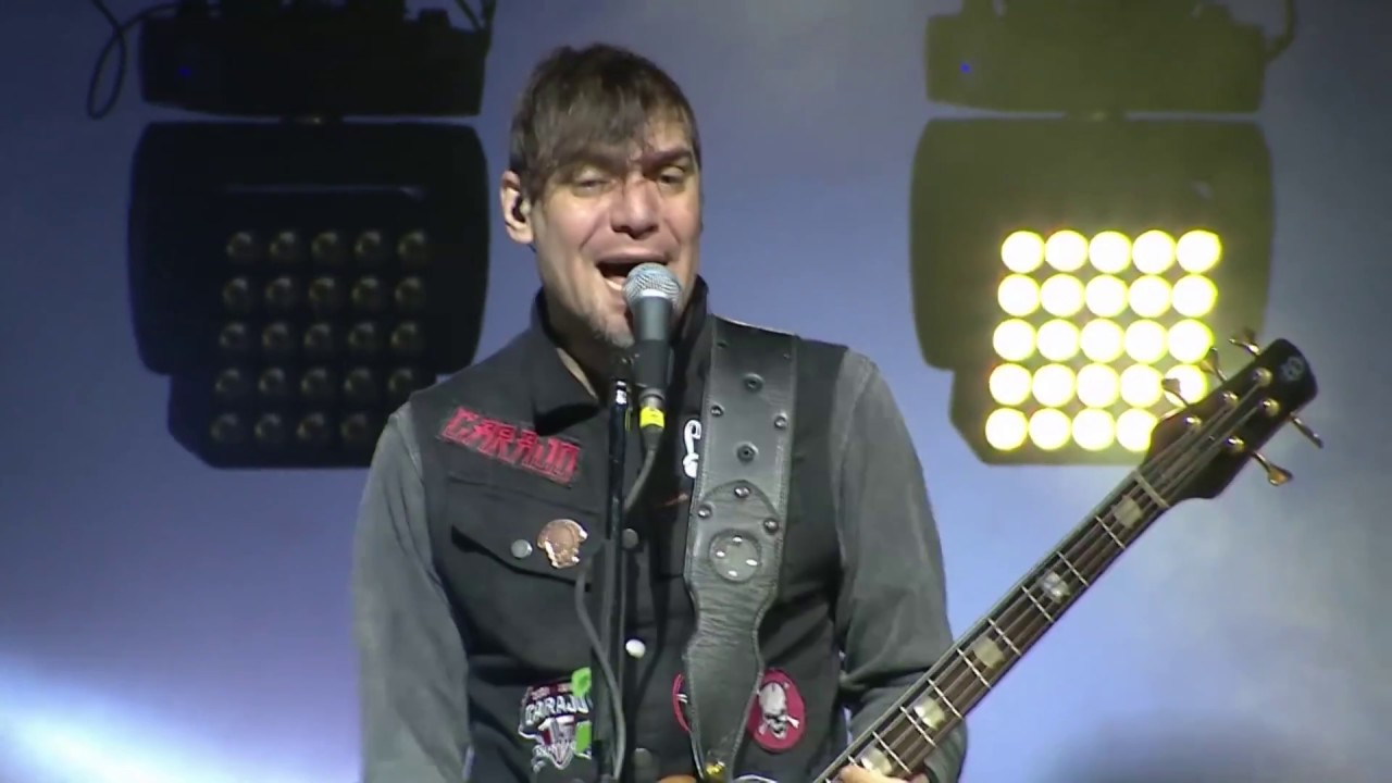 Carajo - El que Ama lo que Hace (En Vivo En Ciudad Emergente)