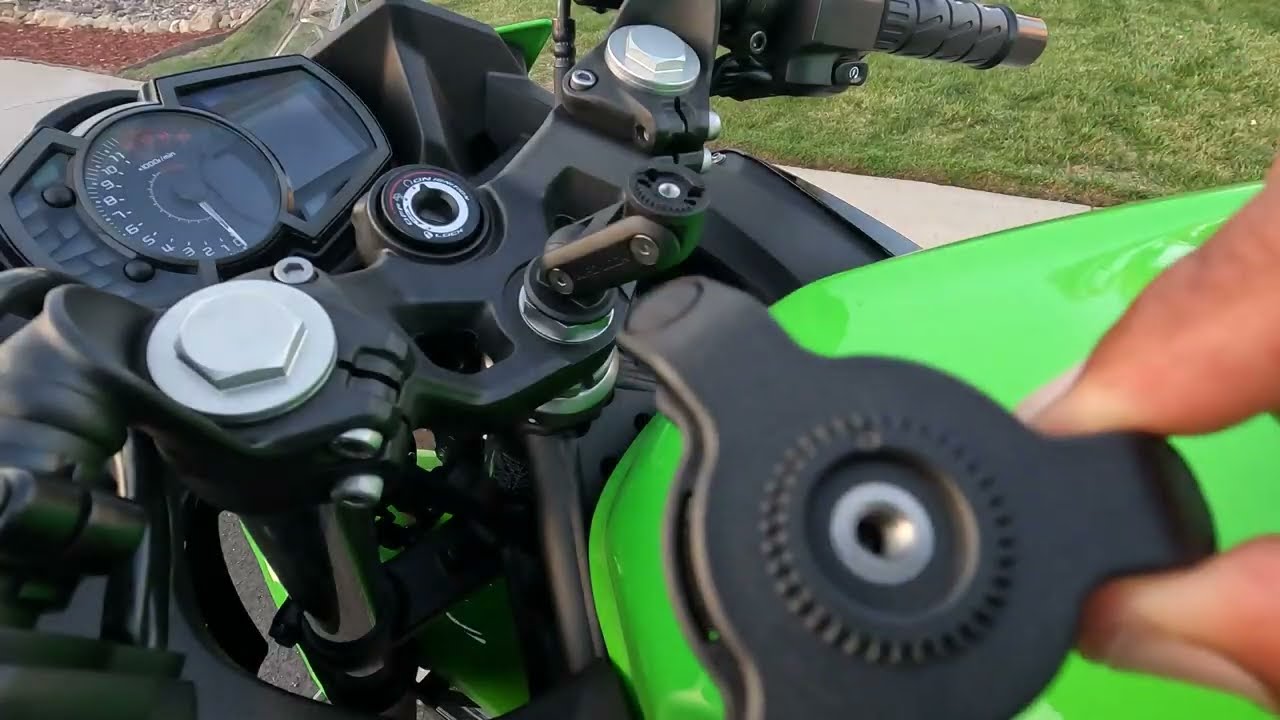 Как установить крепление QuadLock для мотоцикла с гасителем вибраций