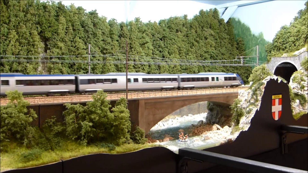 X 72500 tri-caisse HO 1/87 en ballade sur 5 réseaux