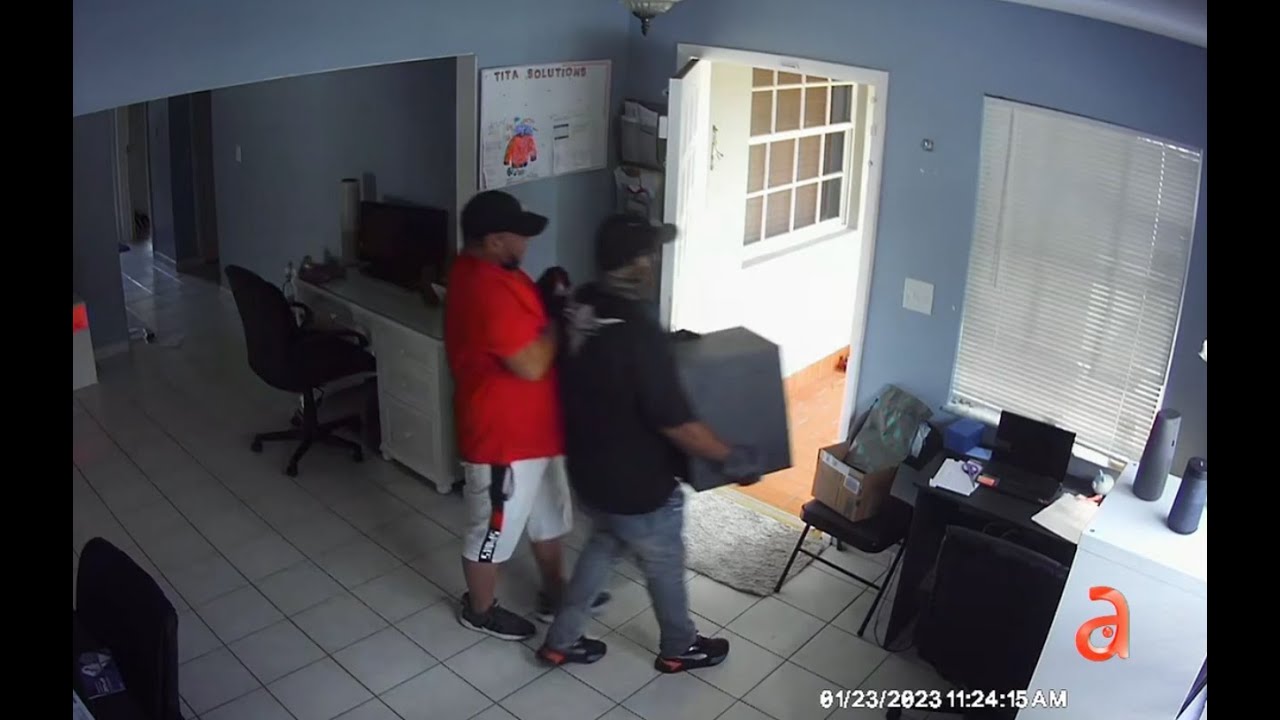 Cámara de seguridad capta el momento del robo dentro de una casa familiar en Miami