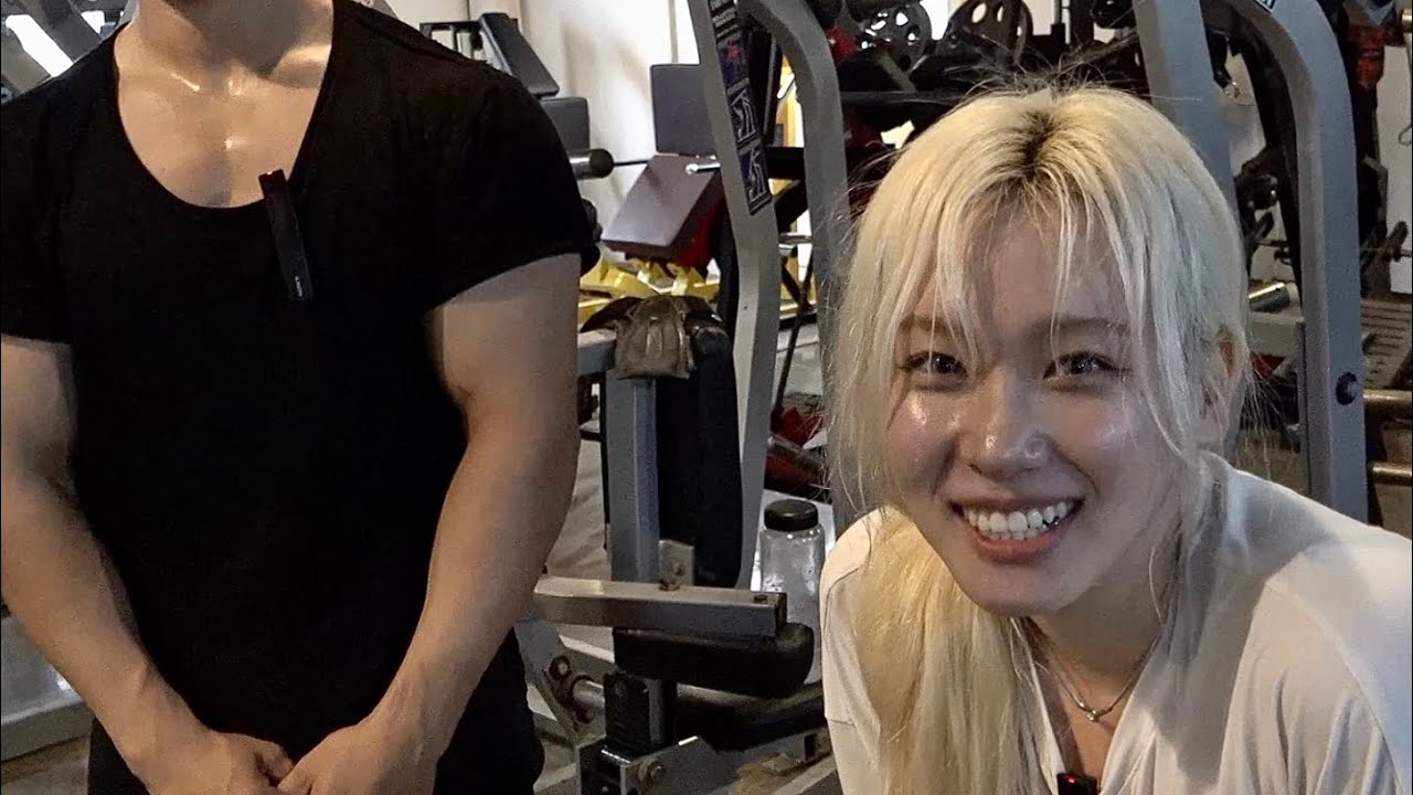 가슴골이 매력적인 연하남이랑 등 땡기기