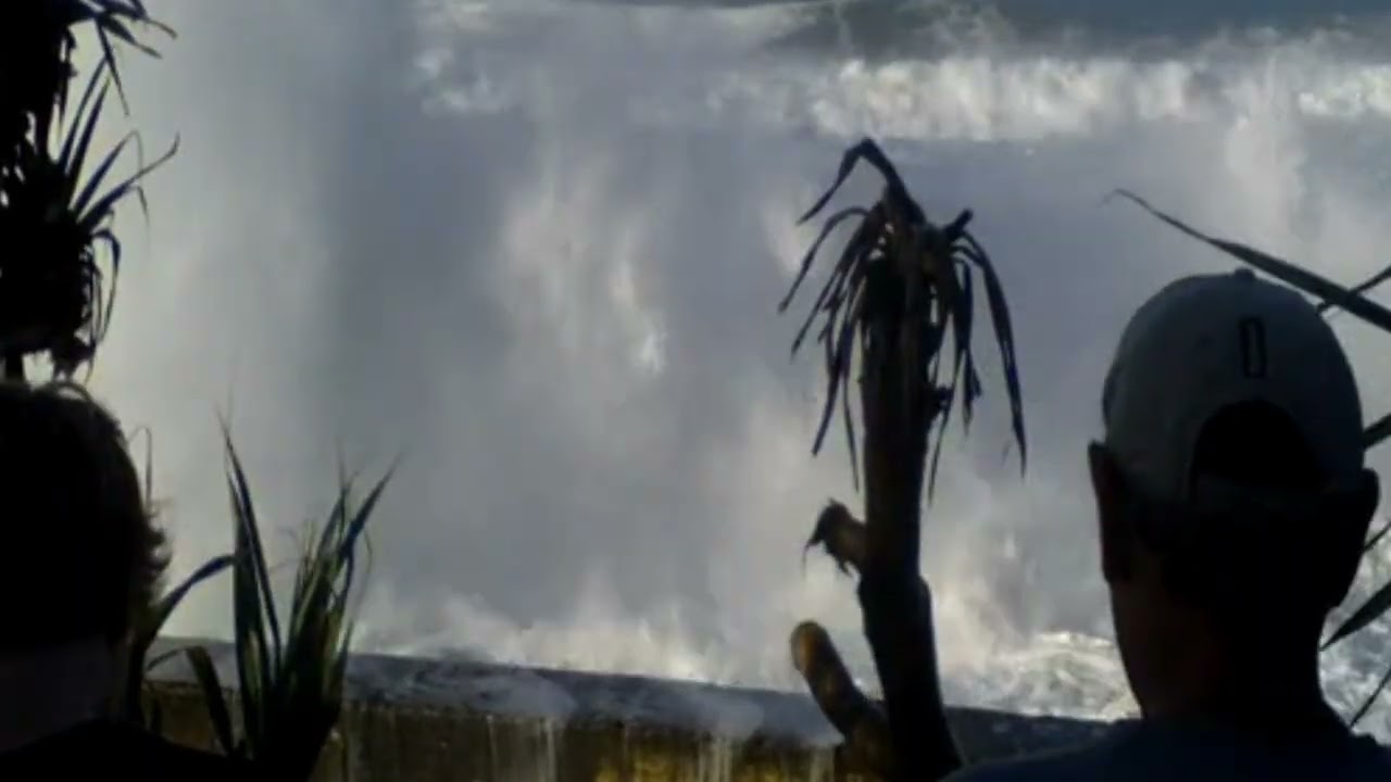 massive waves at snapper rocks