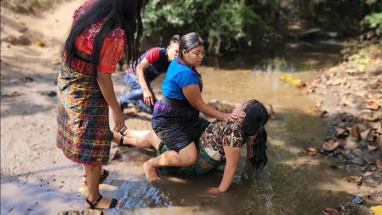 Mujeres Se P e l e a n Por Un P i n c h e Hombre Que No Vale La Pena
