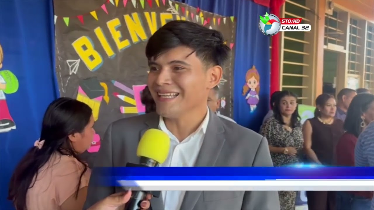 El alcalde municipal, con la ONG CABRA 08, realizó la entrega de mochilas con útiles escolares.