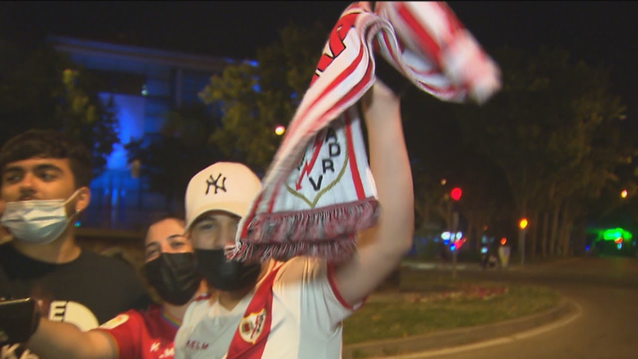Vallecas se echa a la calle para celebrar que su Rayito ¡es de Primera!