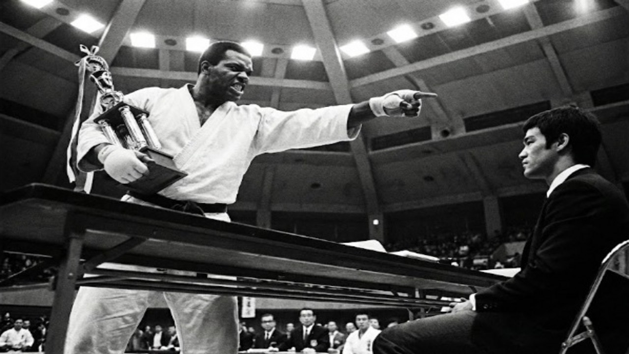 Er zeigte auf Bruce Lee und lachte... 11 Minuten später bereute er es.