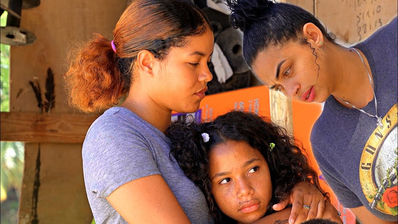 GUARDABA DINERO EN LOS TENIS MUJER SE LO QUIERE ROBAR  PERO EXISTE UN MOTIVO