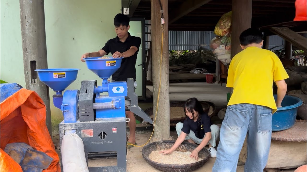 Nh&agrave; B&eacute; Hạt Ti&ecirc;u gấp r&uacute;t x&aacute;t gạo để chống b&atilde;o v&agrave; buổi tối c&ugrave;ng mẹ Y&ecirc;u