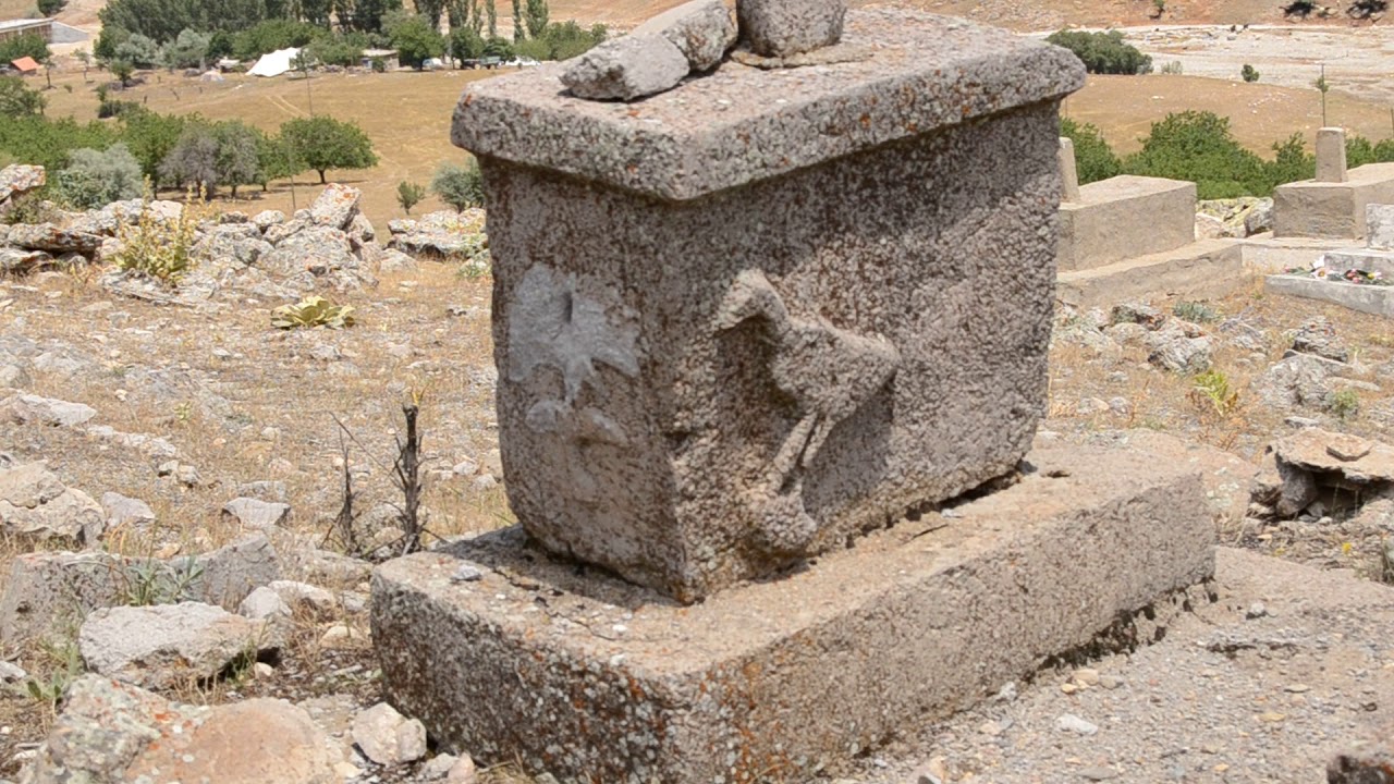 Atalar-Haçova Mezarlığından İlginç Mezarlar