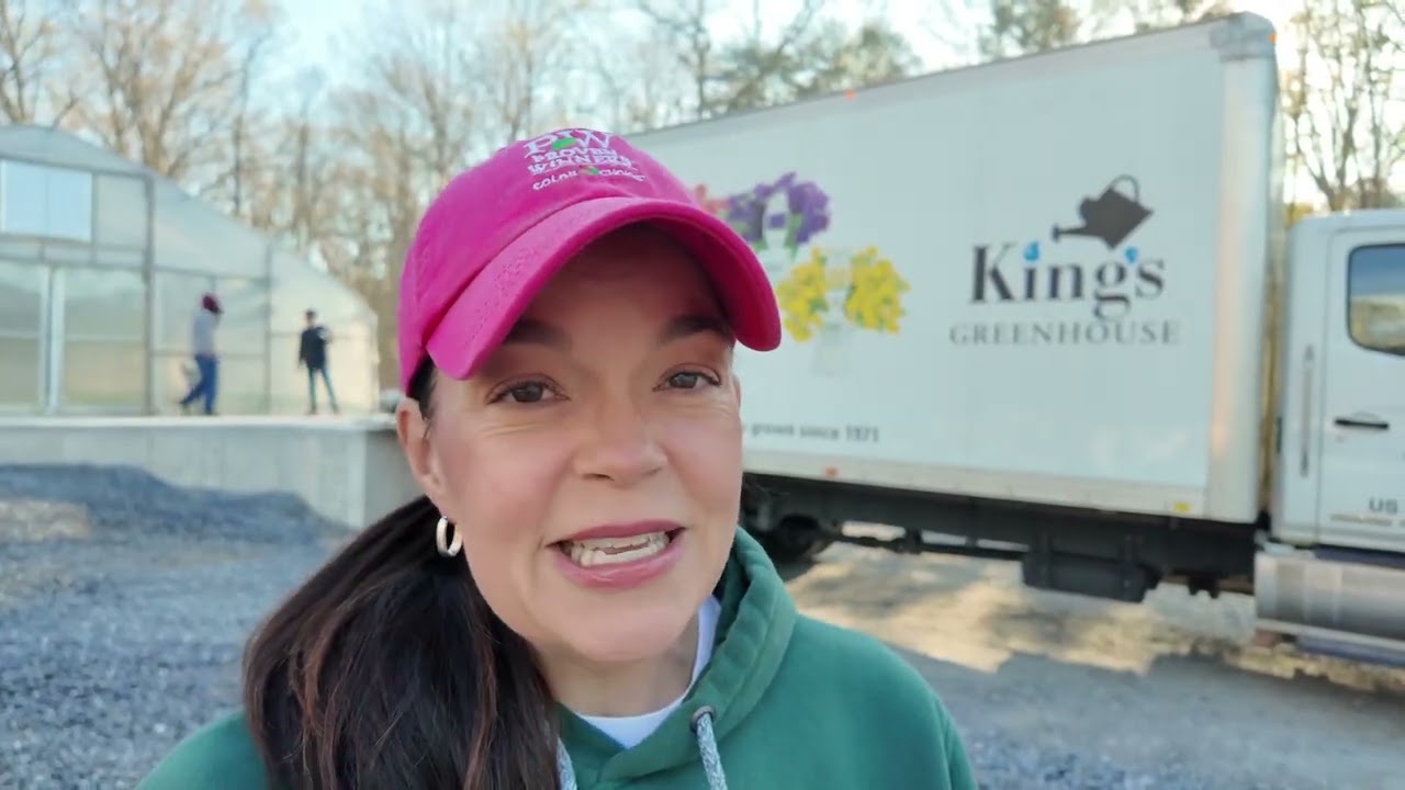 Разгрузка тысяч прекрасных растений с компанией Creekside.