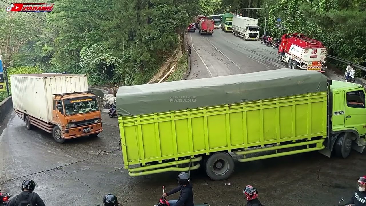 Cuaca Memburuk Truck Asal Tetangga Sebelah Tersiksa Saat Melewati Jalur Lintas Solok-Padang