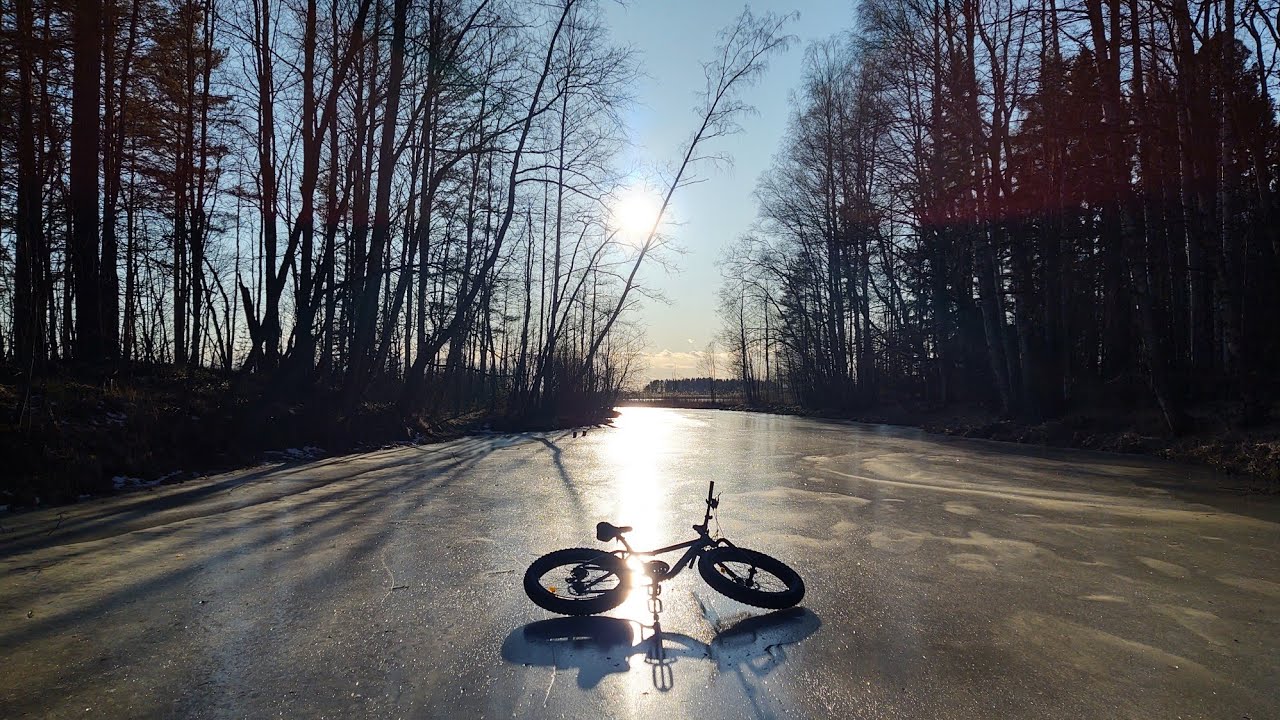 Riding a fatbike on a frozen river (Joensuu - Finland)