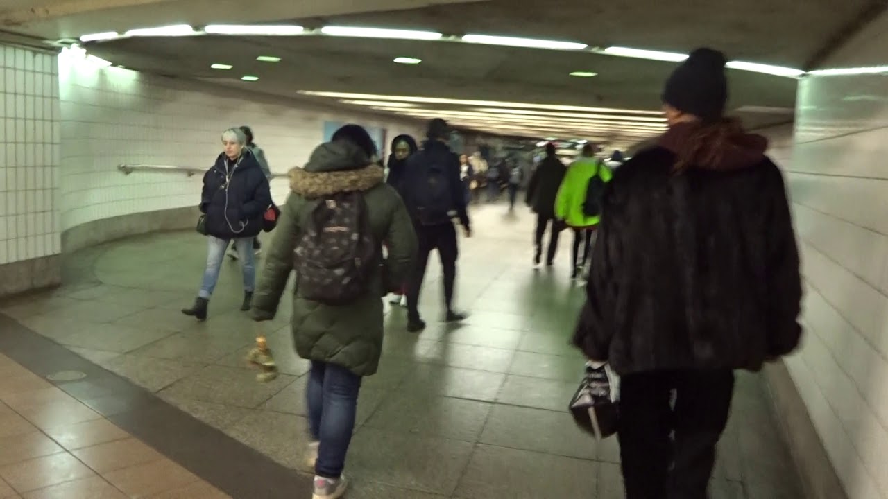 The transfer from the E M to the 7 at Court Square
