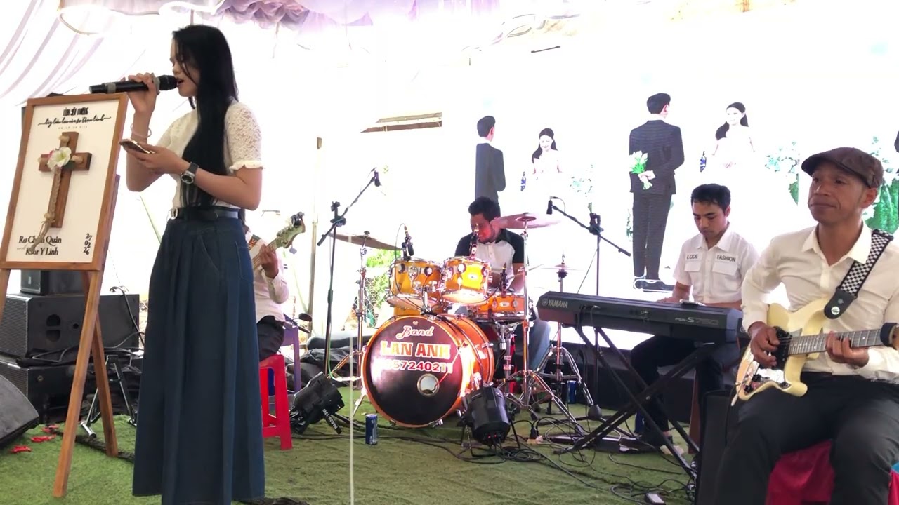 Cô gái duyên dáng, xinh đẹp lại còn hát hay như này chắc nhiều anh mê lắm🥰 
