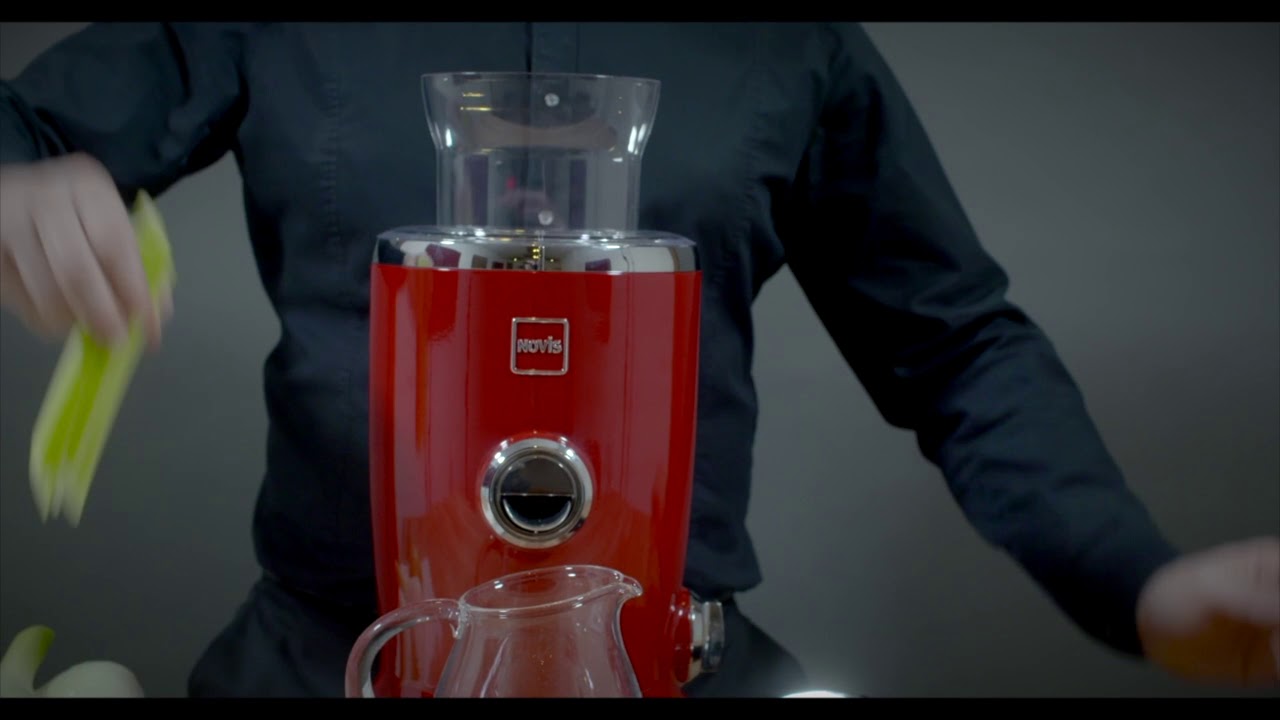 How does the juicing function work on the Novis VitaJuicer?