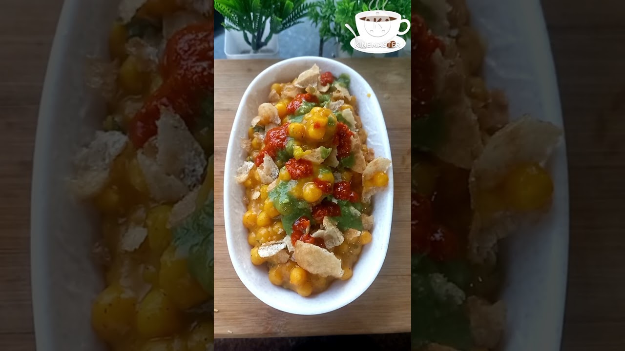 Agar Aap Bhi Chahte Hai Street-style Tasty Ragda Chat & Ragda Puri Banana | Mom's Kitchen 😋 
