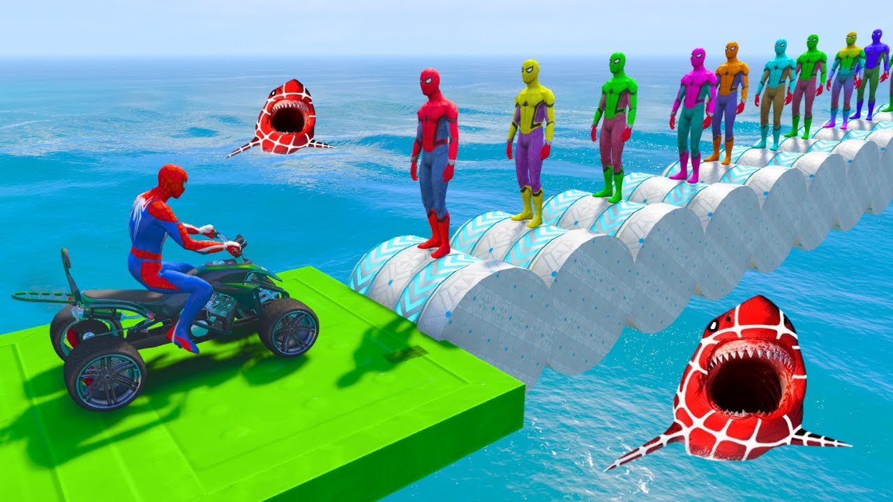 الأبطال الخارقين على دراجة نارية - Superheroes on a motorcycle against spiders with sharks GTAV