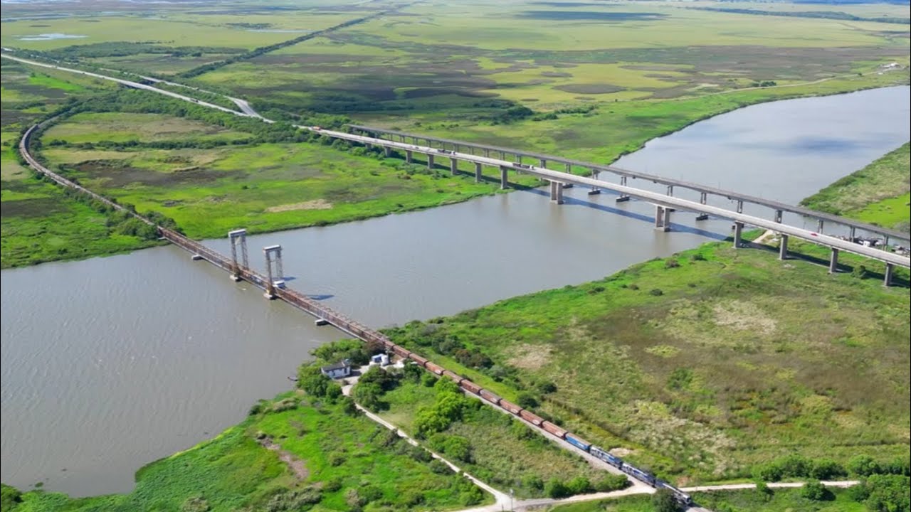 TREM CRUZANDO A CIDADE DE PELOTAS NO RIO GRANDE DO SUL!