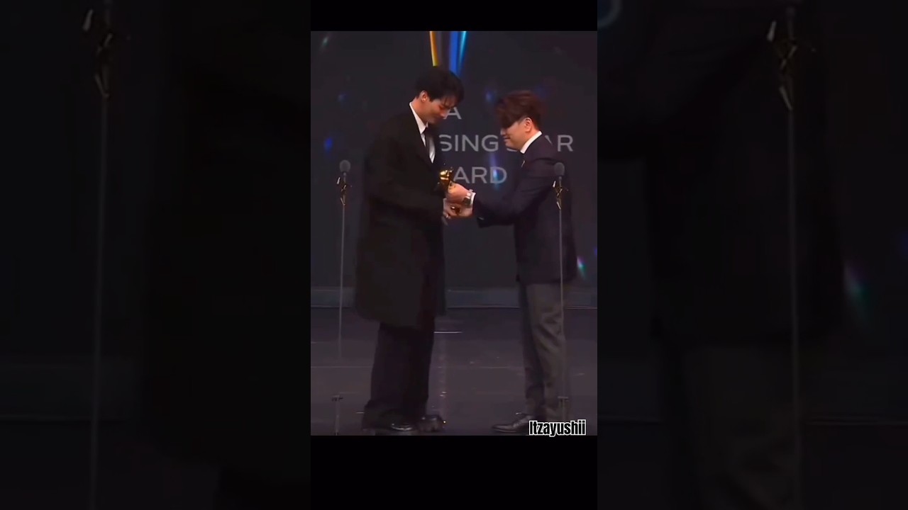 First Thai actor to get this award 🏆🥺#winbro#metawin #brightwin #risingstar #f4thailand #enigma