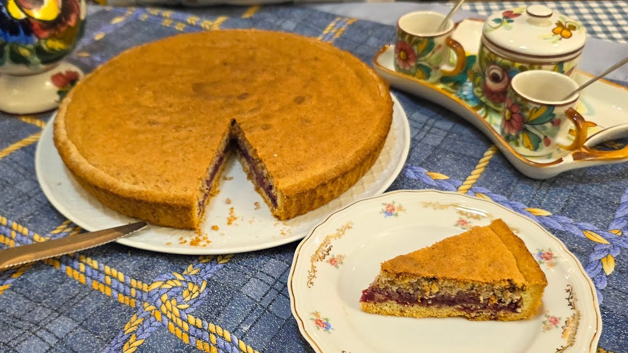 CROSTATA CON MARMELLATA DI AMARENE E MANDORLE
