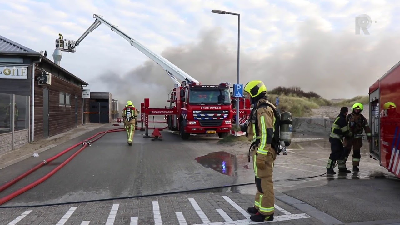 Grote brand Hoek van Holland geblust, pand ingestort | Beelden: MediaTV