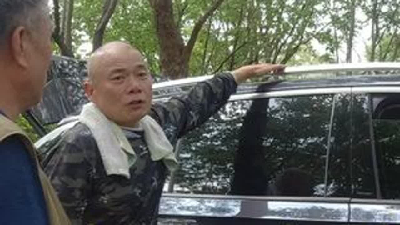 大众揽巡空间真大，阿杰看着真羡慕！没有车的日子真难受！ 阿杰帮车友安装，星兆蓝移动电源的两电三充系统，看着车友们的车真羡慕！