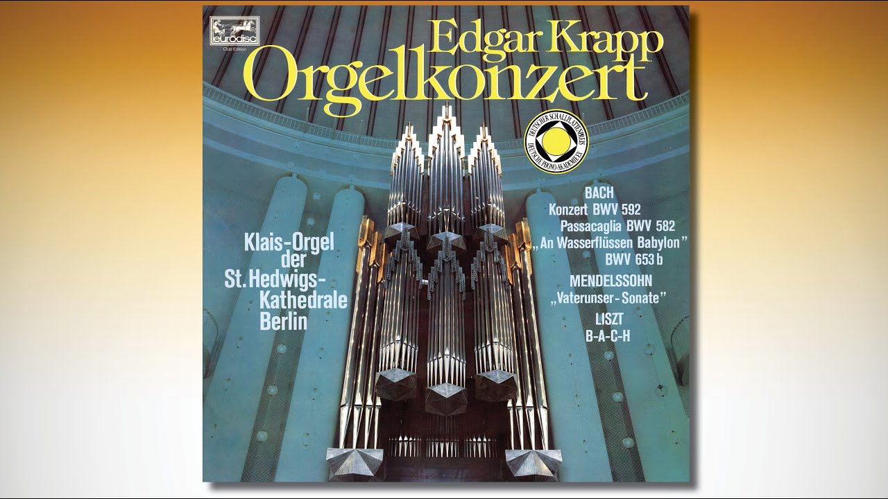 Edgar Krapp an der neuen Klais-Orgel der St.-Hedwigs-Kathedrale zu Berlin