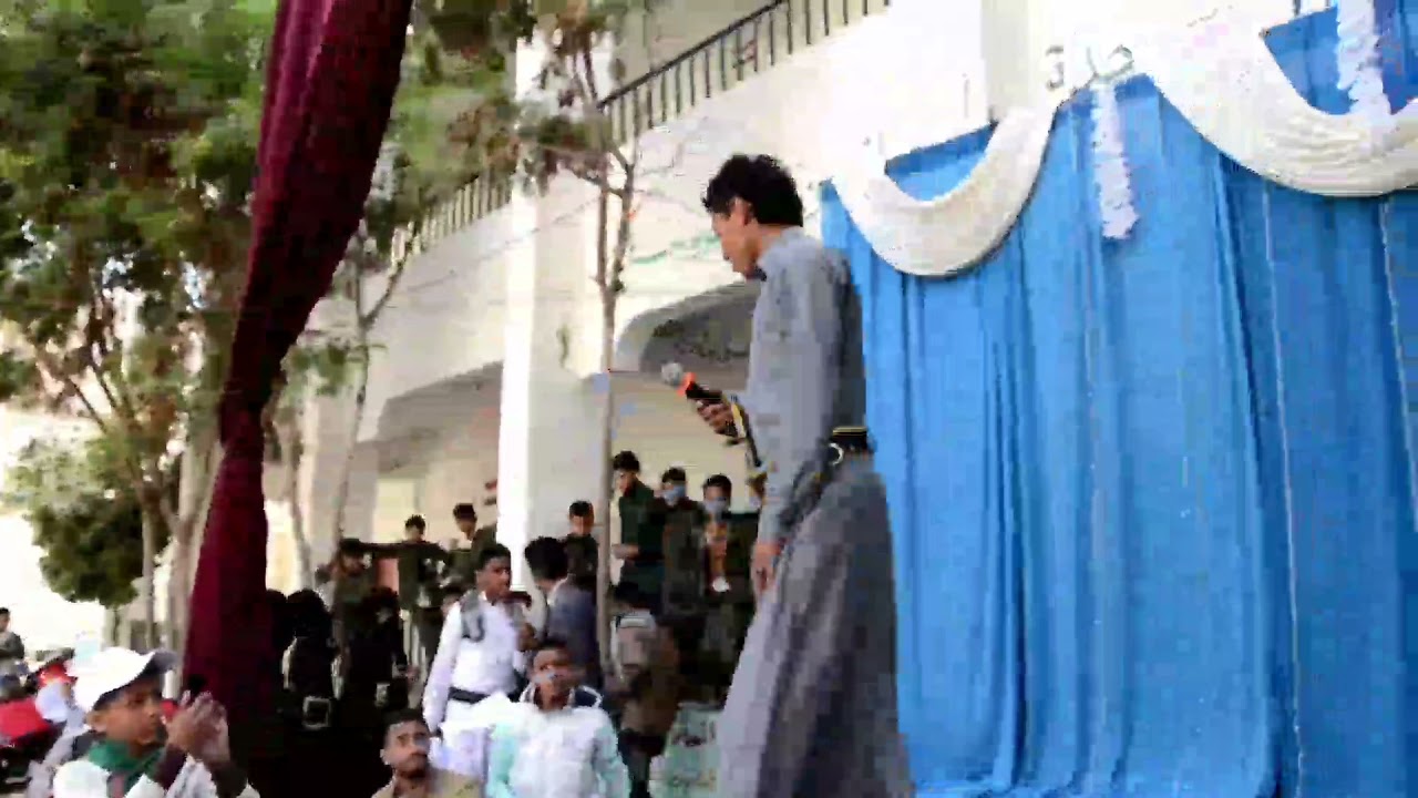 عمر المعدني / في حفل تخرج طلاب مدرسة شاجره فقرة تقليد اصوات اضحك من قلبك 😂😂...