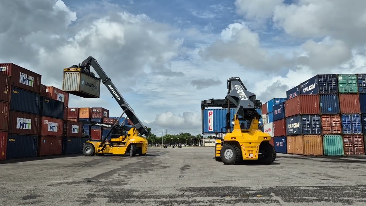AXEPOWER's three Reach stackers work together efficiently in busy port