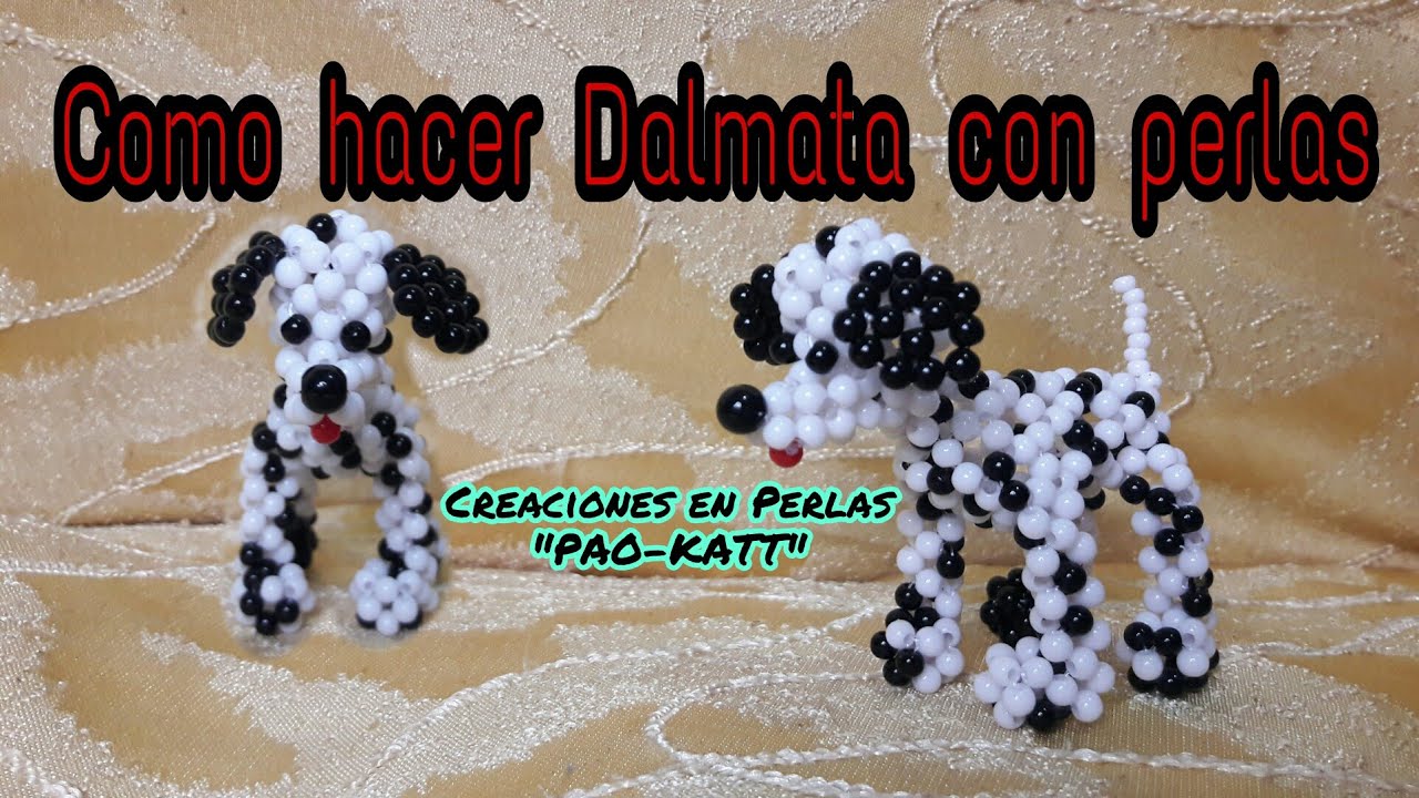 Cachorro dalmata con perlas o cuentas.