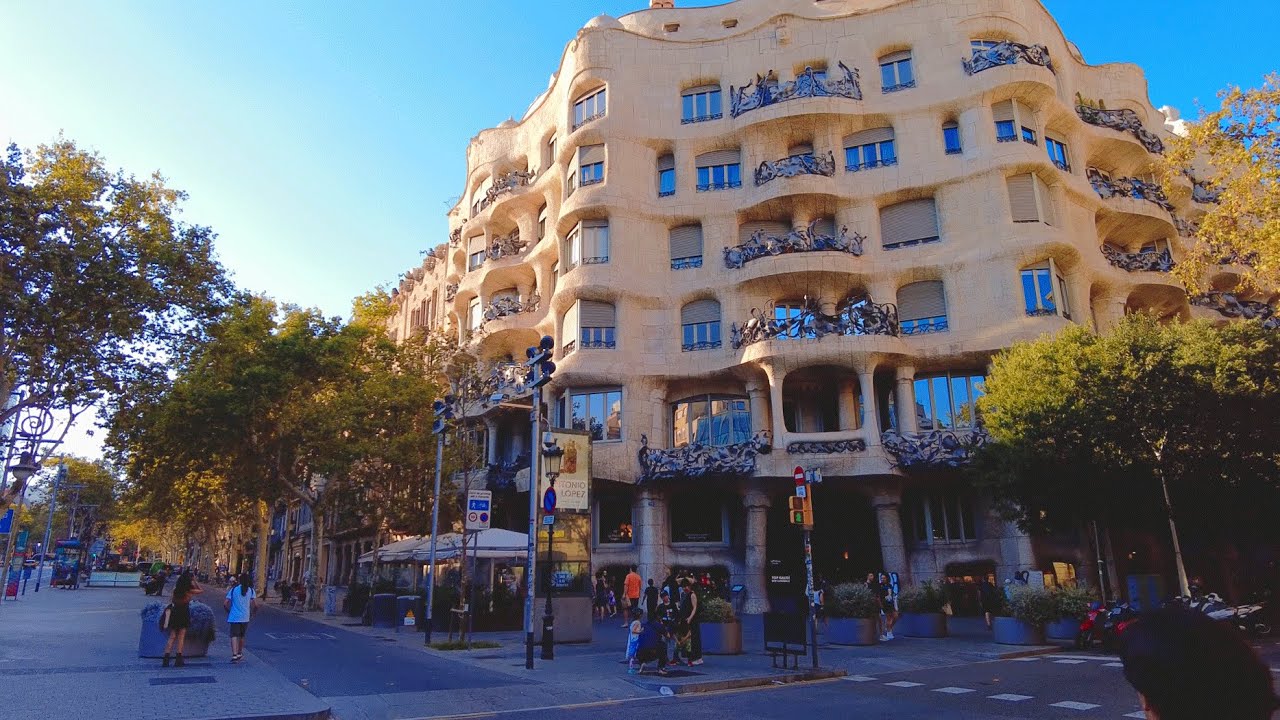 Walking Tour - Passeig de Gràcia - Barcelona [4K]
