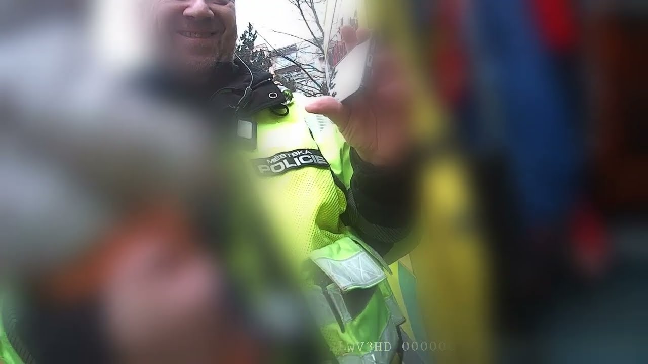 ROZRUŠENOU HOLČIČKU UKLIDNILI STRÁŽNÍCI V BRNĚ LEGRÁCKAMI A KRTEČKEM