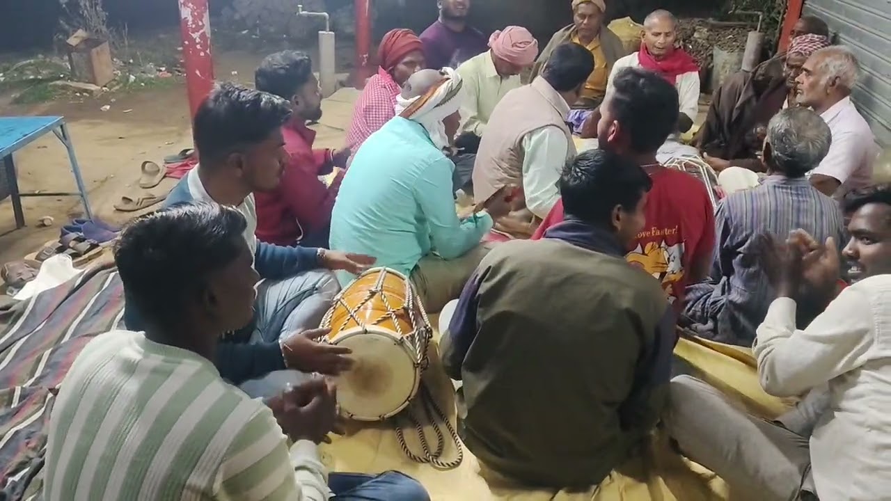 Apna gao ki holi me enjoy 🥰