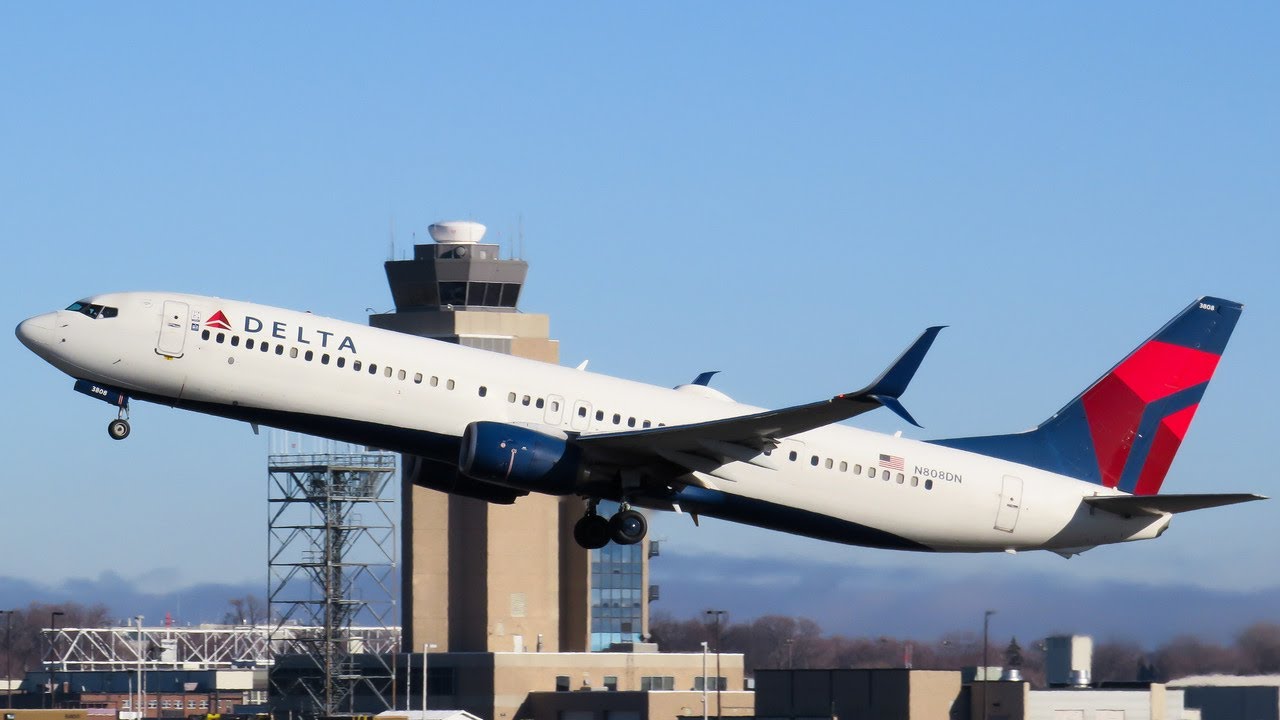 10min of Morning Departures and Plane Spotting @ MSP Airport | 12/29/23