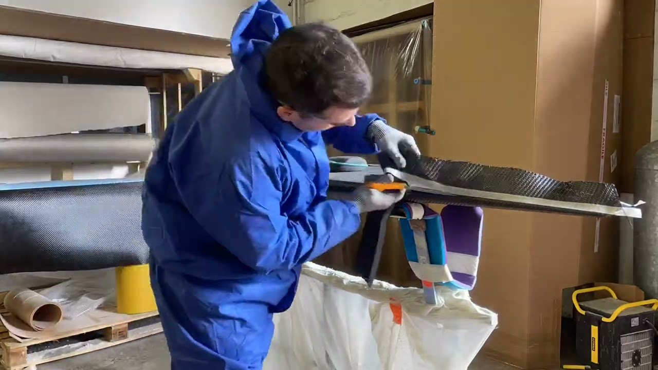 Making of the R-CARBON surfboard (upcycled aircraft carbon wastes)