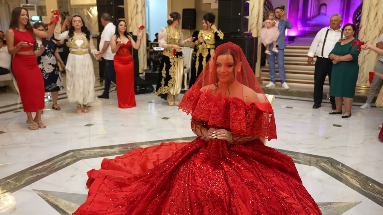 Dasma tradicionale Shqiptare kur nuses i vendosin k&euml;na