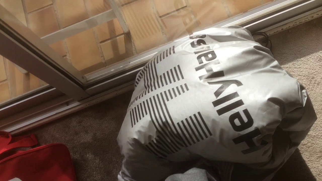 And the last vid, Nike air Max 2015 silver reflective VS old puffy Helly Hansen