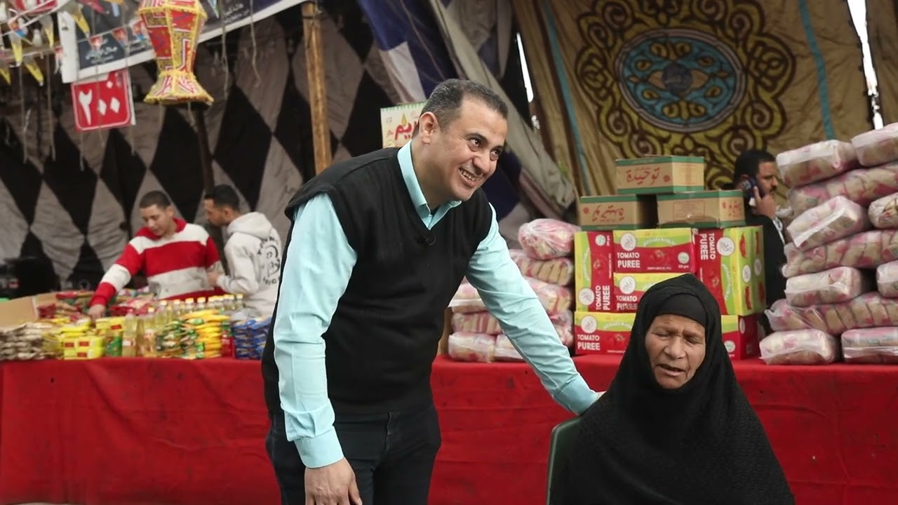 سيدة مصرية ٧٠ سنة  تبكي من فرحتها بتكريم وتقدير المذيع لها ،والاخير متعيطيش إنت شرف لينا كلنا يا أمي