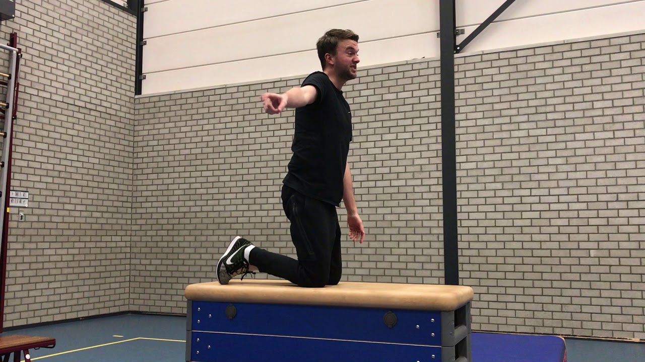 Uitleg + voordoen niveau 1+2 hurkwendsprong