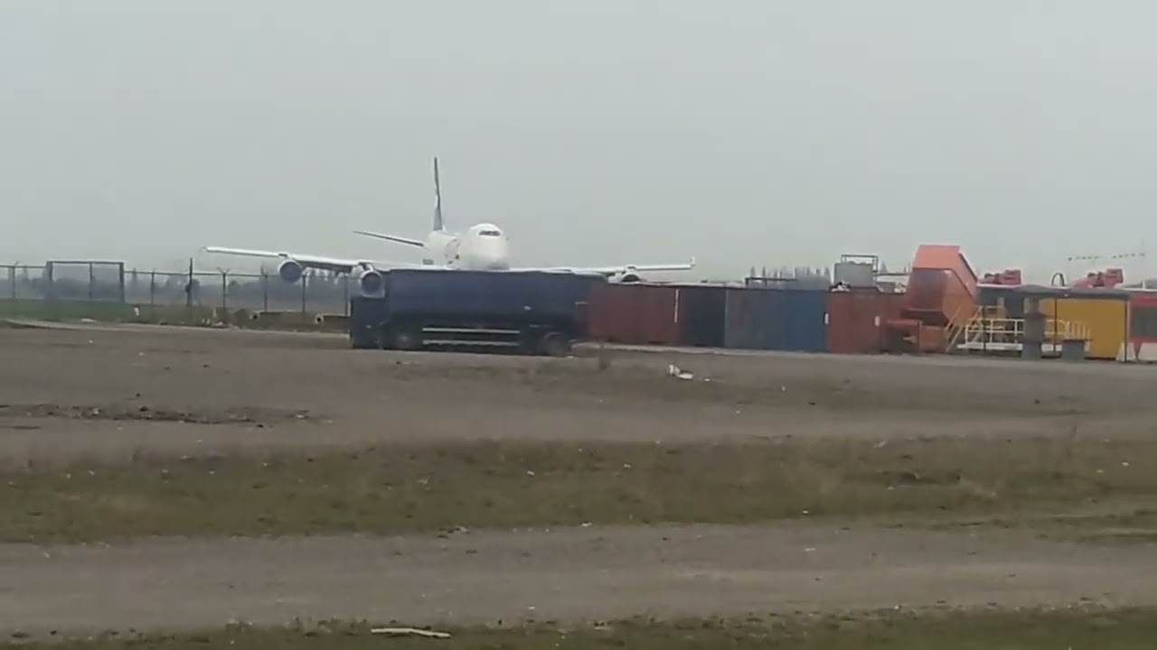 Aéroport de Liège : Atterrissage d'un gros porteur.