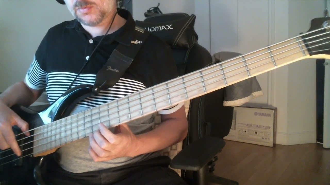 Marillion - Chelsea Monday (bass cover)